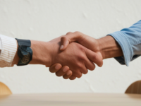 franquia educacional - aperto de mãos